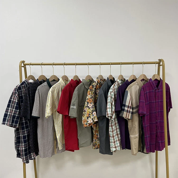 De opkomst van zuinigheid winkelen: hoe het kopen van tweedehands kleding consumenten geld bespaart
