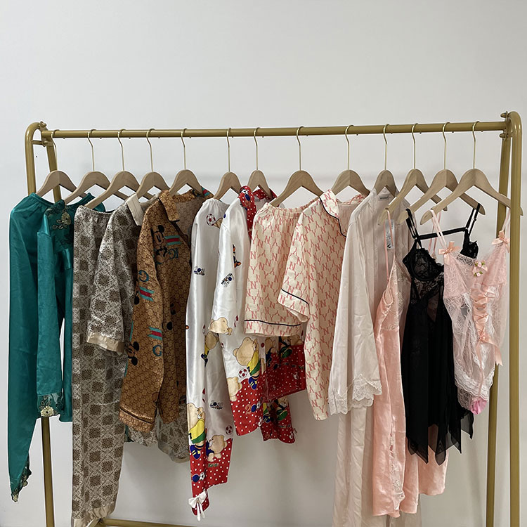 Gebruikte zijden nachtkleding voor dames